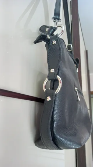 Borsa in pelle nera con tracolla
