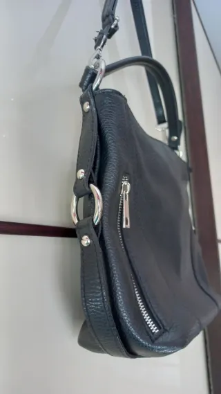 Borsa in pelle nera con tracolla