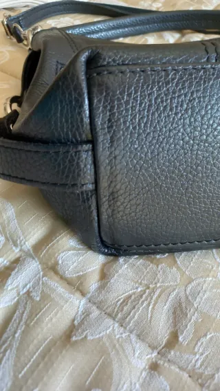 Borsa in pelle nera con tracolla