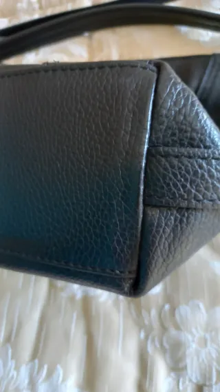 Borsa in pelle nera con tracolla