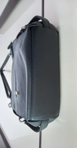 Borsa in pelle nera con tracolla