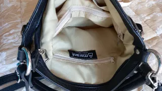 Borsa in pelle nera con tracolla