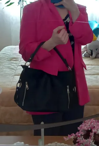 Borsa in pelle nera con tracolla