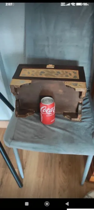 Baúl de madera y metal hecho a mano