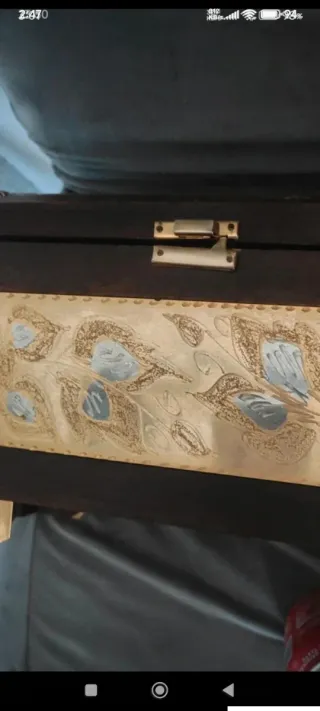 Baúl de madera y metal hecho a mano