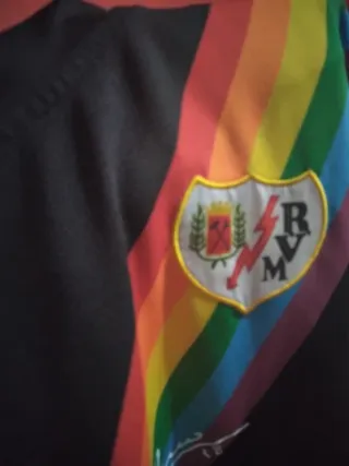 Camiseta Rayo Vallecano Solidaridad LGTBI Firmada