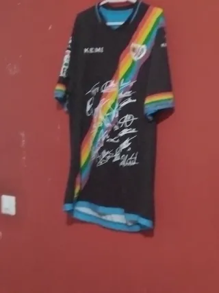 Camiseta Rayo Vallecano Solidaridad LGTBI Firmada