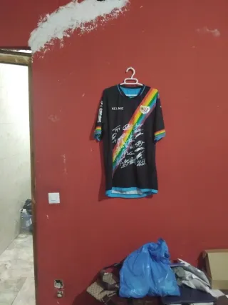 Camiseta Rayo Vallecano Solidaridad LGTBI Firmada