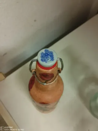 Botella antigua decorada flores