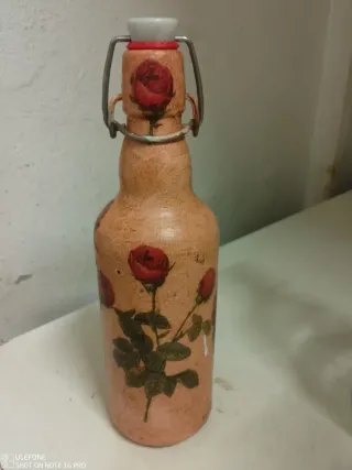 Botella antigua decorada flores