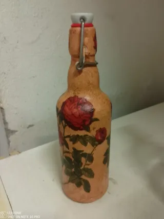 Botella antigua decorada flores