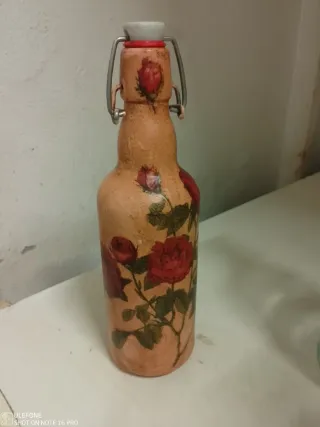 Botella antigua decorada flores