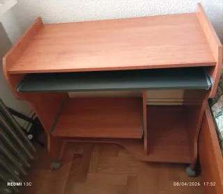 Mesa ordenador madera con ruedas