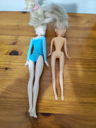 Dos muñecas .
