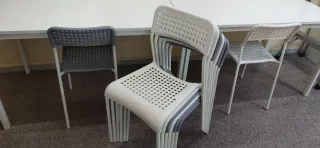 Sillas apilables de plástico y metal