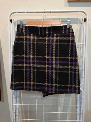 Minifalda de cuadros morada,  negra y Beige.
