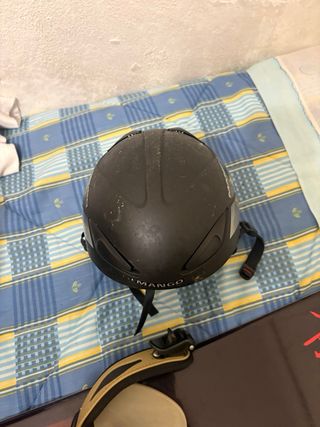 Tavola da snowboard con scarponi T42, occhiali e casco