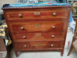 Cómoda antigua de madera