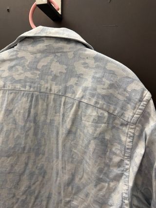 Camisa militar azul con estampado