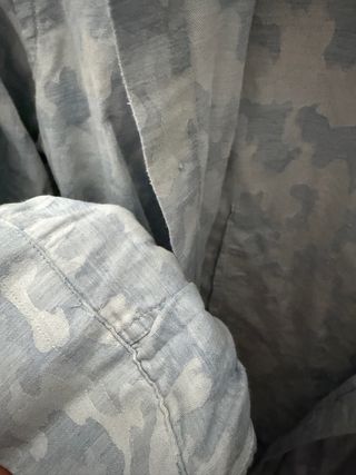 Camisa militar azul con estampado