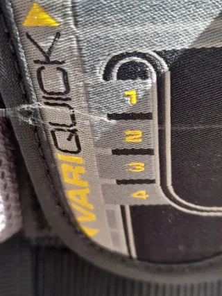 Mochila de montaña (porta niños) gris y verde.