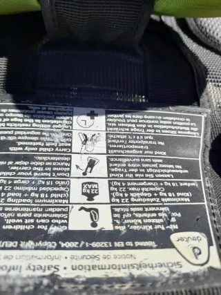 Mochila de montaña (porta niños) gris y verde.