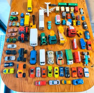 Carrinhos de brinquedo variados, entre trucks, bus