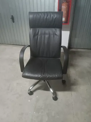 Silla de oficina negra de cuero
