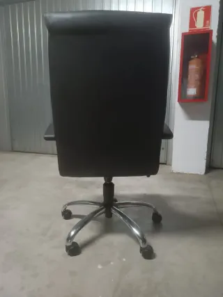 Silla de oficina negra de cuero