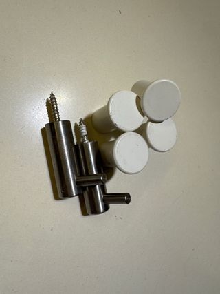 4 Percheros Blancos y 2 Plateados