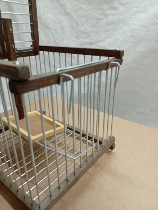 Jaula para pájaros de madera y metal