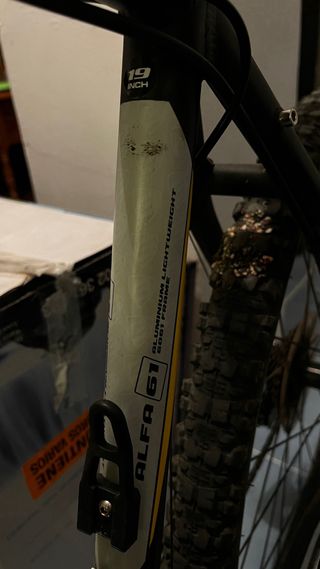 Bicicleta de Montaña Negra y Amarilla