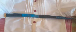 Traje de ceremonia blanco y burdeos granate