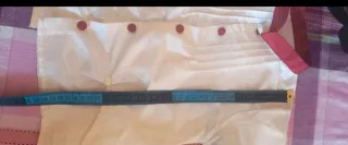 Traje de ceremonia blanco y burdeos granate