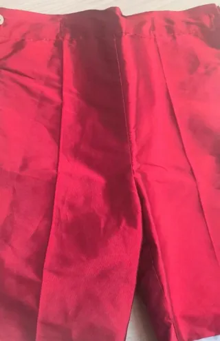 Traje de ceremonia blanco y burdeos granate