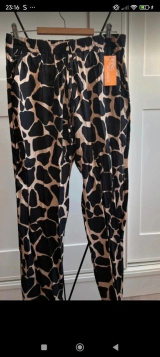 Pantalones estampado dálmata beige y negro