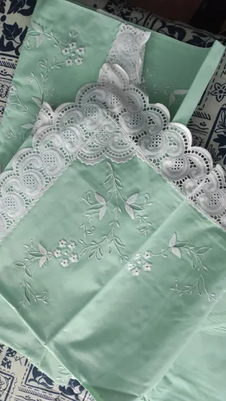 Juego de sábanas verde con bordado blanco de 135