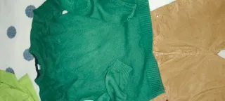 Conjunto infantil: jersey verde y pantalón camel