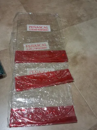 1 Nevera y 3 cubiteras portátil