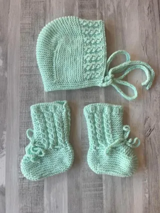 Conjunto capota y botitas tejidas