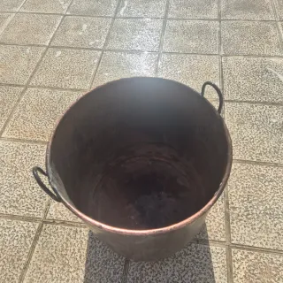 Olla grande de cobre.