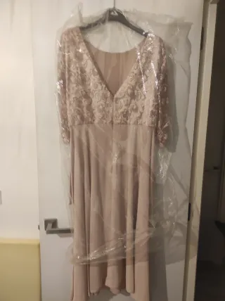Vestido de fiesta beige con encaje