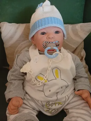 Bebé Reborn con chupete y gorrito