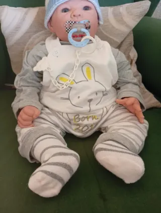 Bebé Reborn con chupete y gorrito