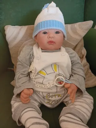 Bebé Reborn con chupete y gorrito