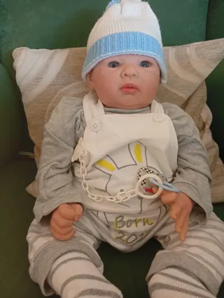 Bebé Reborn con chupete y gorrito