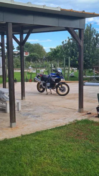 BMW F850GS Rallye cambio coche pequeño (500,Yaris)