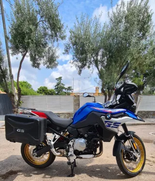 BMW F850GS Rallye cambio coche pequeño (500,Yaris)