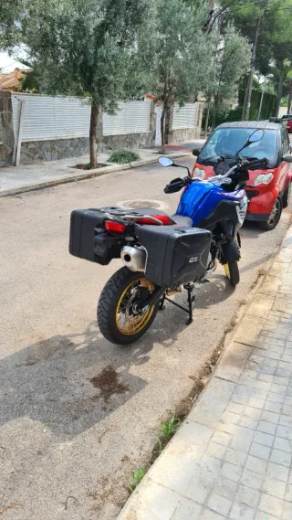 BMW F850GS Rallye cambio coche pequeño (500,Yaris)