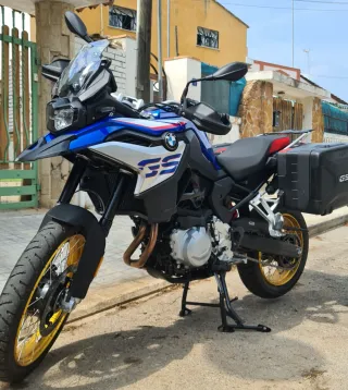 BMW F850GS Rallye cambio coche pequeño (500,Yaris)